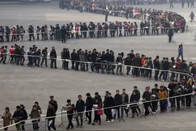 河南人排长龙选美国州长？一照片在海外疯传，很多美国人都信了图片