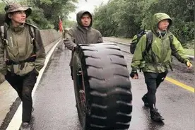 为何川藏线上经常有滚轮胎的人？当地人：有人曾靠它挣了一百万图片