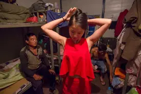 简陋工棚里的苦与乐：我的农民工兄弟图片