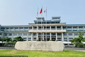 图书馆中品书香图片