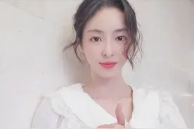 “九头身美女”36岁李多熙晒大长腿 网友：到脚有三万里长图片