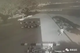 给海军叔叔买零食的小女孩，你在哪？军方发布“寻人启事”图片