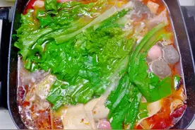 下雨天最爱吃火锅，今天做了鸡肉火锅，香辣过瘾，从头暖到脚图片