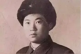 1950年，特等功臣被战友抬进医院，检查后发现是女儿身图片