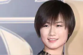 丁宁罕见黑丝礼服，上围镂空，最有女人味的一次，因露腋毛被热议图片