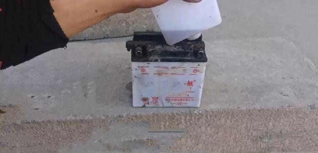 摩托车电池充不住电一用就没电了？师傅教你用热水自己修复如新