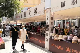 中央大街大商场门前名牌商品“摆地摊”，销量明显增加图片