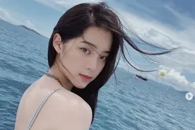 欧阳娜娜真大胆，20岁穿泳装秀绝美身材，白皙玉背和香肩太惹眼图片
