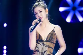 李小萌这是什么气场，穿吊带虎纹裙配拳击辫，圆脸妹子变霸气女郎图片