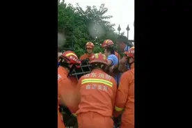 山东临沂一学生为逃学翻栏杆被刺透臀部图片