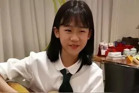 鲍蕾12岁大女儿弹唱显羞涩，五官神似陆毅，小女儿在旁边拍手捣乱图片