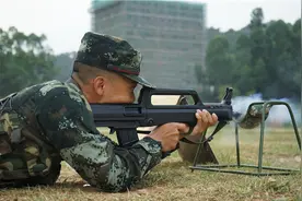 武警第二机动总队某新兵大队严密组织新兵实弹射击图片