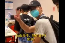 两名学生确诊，1000多名学生被转至隔离酒店！他们拍下这一幕…图片