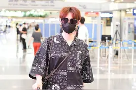 汪苏泷穿度假风花衬衫复古精致 插兜悠哉走路低调有型图片