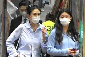 邱淑贞与17岁次女现身街头，拖鞋配袜子潮范十足，状态比女儿还好图片