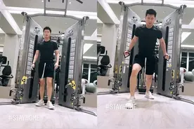 窦骁在家中撸铁健身，何超莲女友视角甜蜜拍摄，二人似同居试婚图片