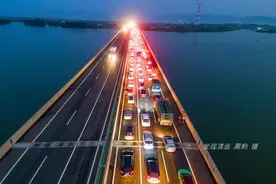 许广高速清远段塞车长龙达30公里，数十万游客彻夜未眠图片