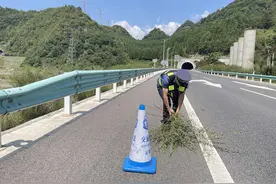 高速公路上货车“罢工”热心的高速路政立即救援图片