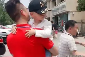 超时髦姥爷遛娃火了，头发溜光顺滑，网友：这可让姥姥咋放心图片