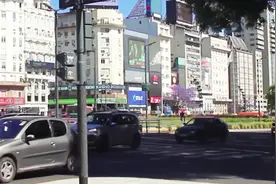 全世界最宽的街道：148米宽有18条车道，为何却越来越堵？视频封面