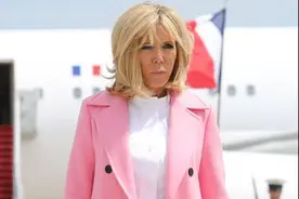 法国夫人终于扎起“鸡窝头”，换个发型变精致，值得妈妈们借鉴图片