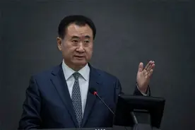 大哥成中国首富，不准他去自己公司上班，他却发现账上多了1亿多图片
