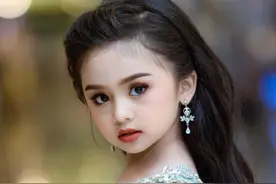 7岁泰国小美女化浓妆，穿着礼服像个大人，获选美冠军后一脸厌倦图片