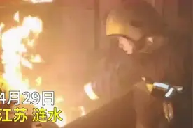令人窒息的操作！女子点打火机试探煤气罐致爆燃图片