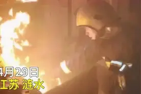 令人窒息的操作！女子点打火机试探煤气罐致爆燃图片