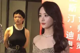赵丽颖罕见秀性感，瘦太狠礼服肩带直往下掉，海藻长发太有知性美图片