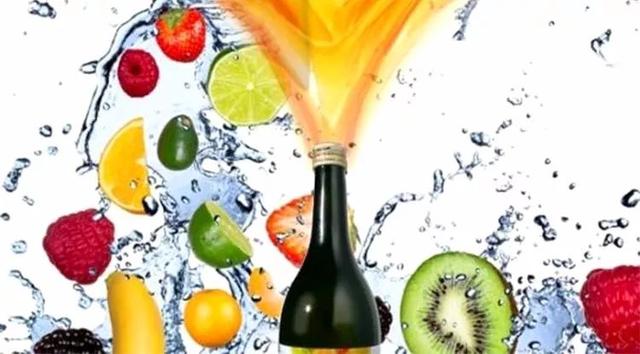 这饮料喝完能排毒减肥美容？别想了！真相是一堆烂蔬菜水果！