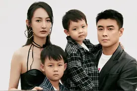 王皓中秋晒全家福：暴瘦变型男，1米72娇妻身材傲人，俩儿子像爸图片