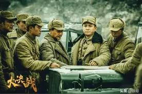 胡亚捷凭《大决战》出圈，不仅演技被认可，网友还给他起了个绰号图片