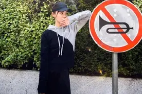 袁姗姗街拍写真，露出匀称的大长腿，棒球帽尽显率性不羁！​图片