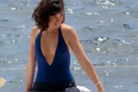 女神安娜穿深V秀身材，翘臀长腿好吸睛，与蝙蝠侠差16岁最终分手图片