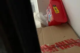 快递小哥一大早堵住我家门，这剧情有点刹不住了哈哈哈图片