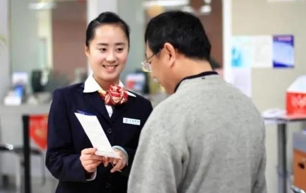 邮政金卡和普通卡有什么区别（工作人员为何会劝人办金卡）