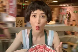 胡静聚会吃火锅，43岁穿背带裤剪锅盖头变萌妹，新发型突破大变样图片