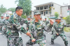 安徽省阜阳市颍东区武装干事陈良建潜心本职工作被提拔——专武干部走上镇长岗位图片