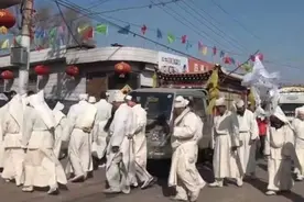 当结婚车遇上出殡车，究竟谁先走？老人直呼：走对吉利，走错晦气图片