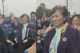 山东一高校数百医学生追星李兰娟，网友：这才是该追的明星视频封面
