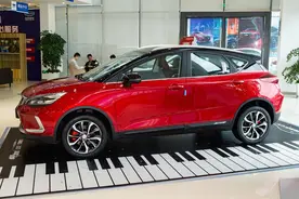 吉利新款帝豪GS，内饰升级大双屏，还不涨价，7万多就能买图片