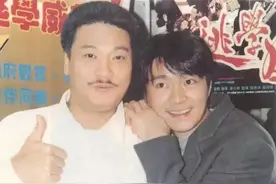 周星驰送别吴孟达，两人最后也不明白，多年好友为何老死不相往来图片