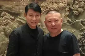 59岁刘德华近照曝光，与小12岁郭德纲同框，生图颜值抗打更显年轻图片