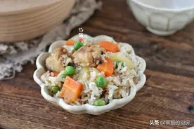 天热就爱做焖饭，饭菜一锅熟，米饭粒粒分明，菜绿不发黄有食欲图片