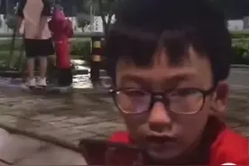 这个小男孩，真棒！图片