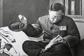 老人逛故宫坚持墙上照片放错了，专家不以为真，老人：那是我爹图片