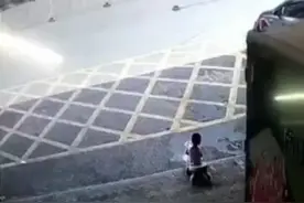 惊险！网传佛山一货车倒车时差点从女童身上碾过，女童神奇躲过一劫图片