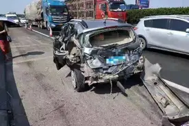 兰南高速上重型半挂车一个变向，旁边轿车瞬间面目全非图片