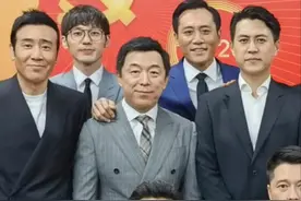 刘烨晒合影太好笑！和于和伟张桐三人攀肩搭背，还搂着黄渤笑开花图片